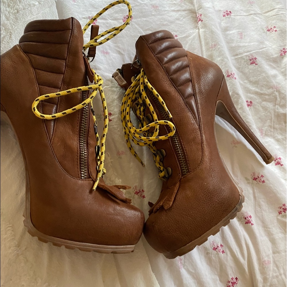 Hi heel Bootie size 8